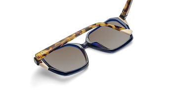 Das Bild zeigt die Sonnenbrille NAVAS von der Marke Etnia Barcelona in blau/havanna.